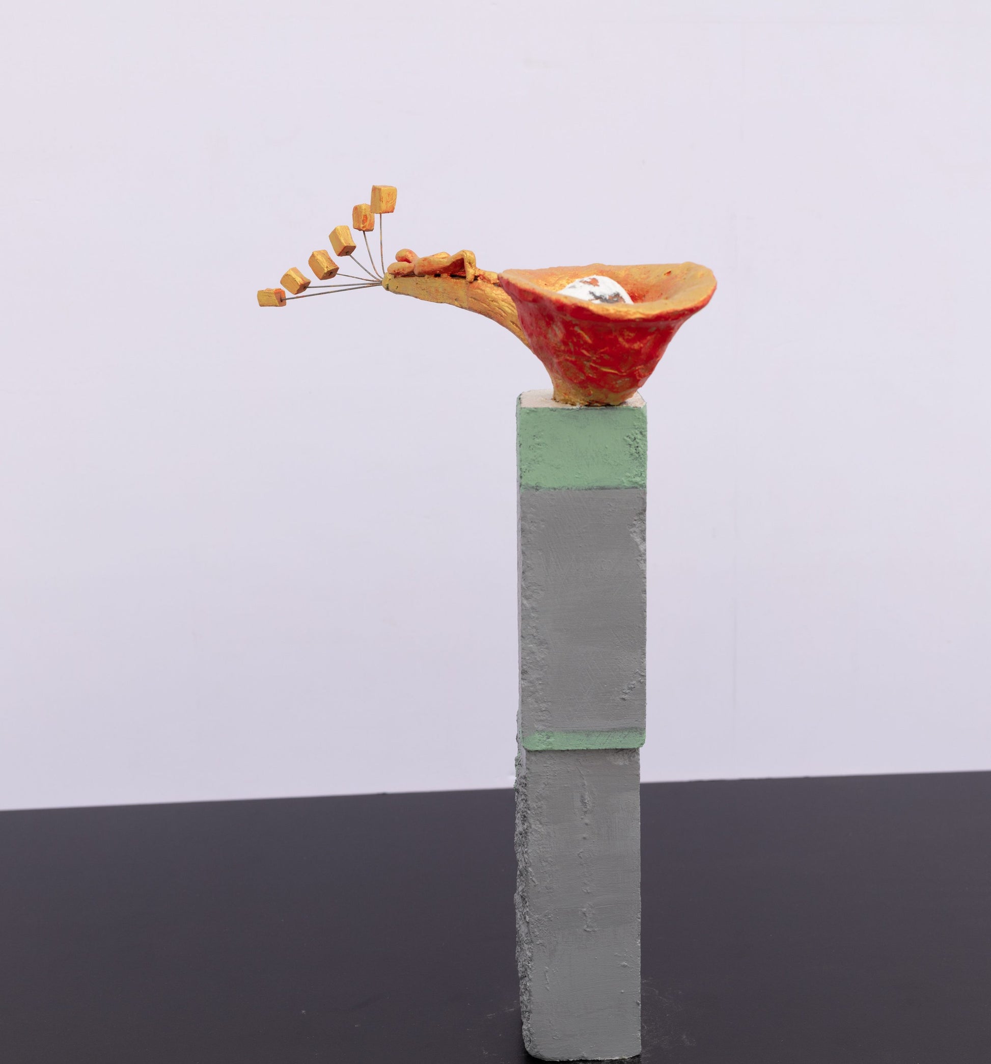 The elegance of danger: Xu Bin's sculpture highlights the harmful effects of smoking